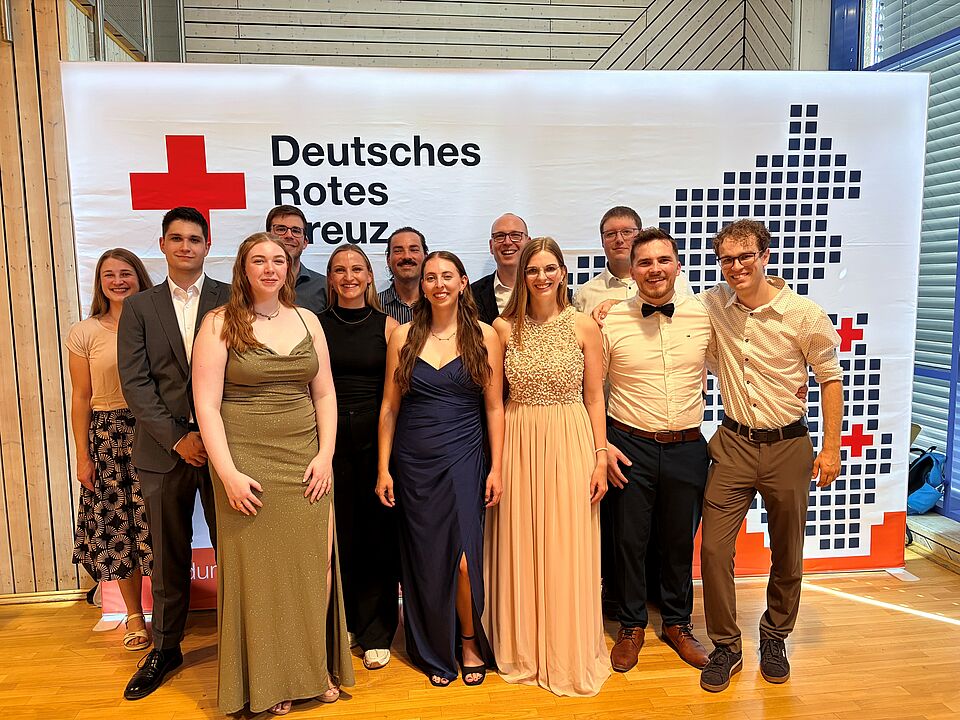 Bild mit den neuen Notfallsanitäterinnen und Notfallsanitäter