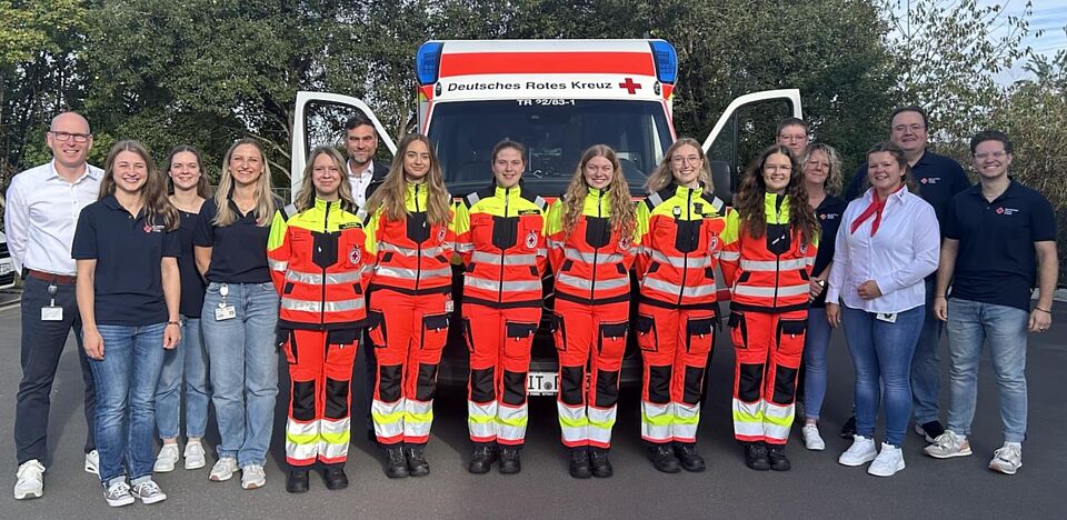 Bild mit den neuen Nachwuchskräften, die ihre Berufsausbildung zum Notfallsanitäter(in) starten.